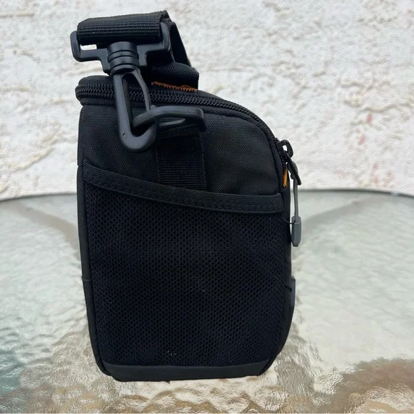 Lowepro Adventura TLZ 30 III Black Top Loading Camera Bag - Picture 3 of 12